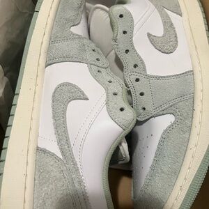 Jordan Air Low SE in Black and White